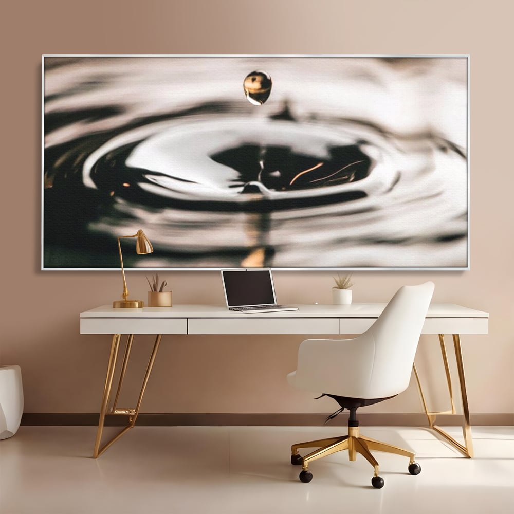 Tablou canvas cu picatura de apa cazand in valuri, in rama de aluminiu argintiu, pe perete intr-un birou